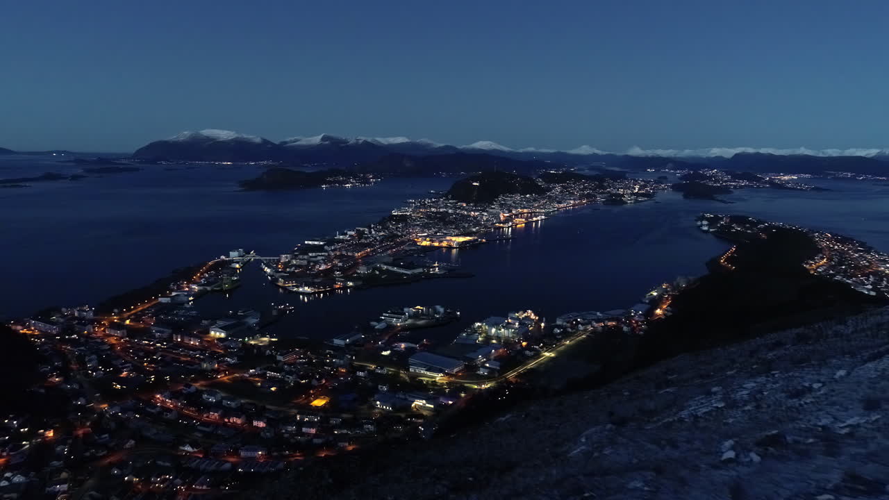 ålesund, 먼 산에 눈이 내리는 노르웨이 야간 공중 전망의 møre og romsdal 카운티에 있는 마을 항구