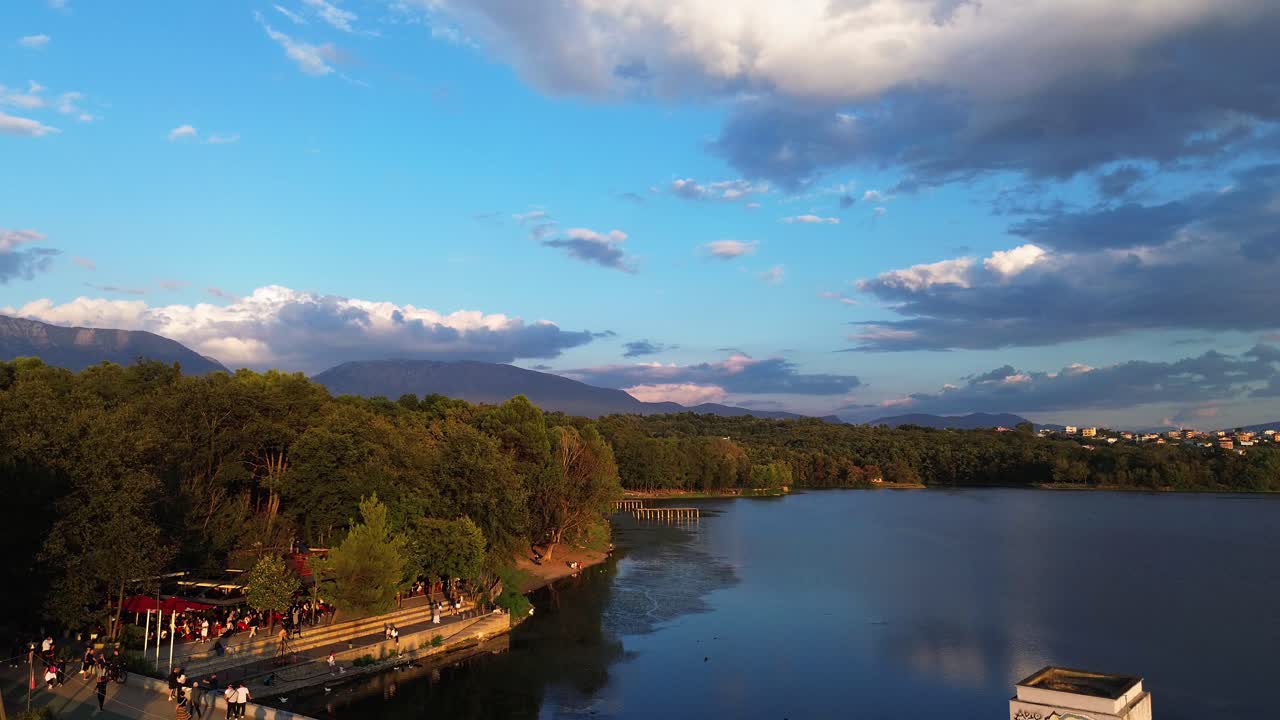 산을 배경으로 호수 위로 일몰