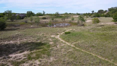 Empujando-A-Través-De-Un-Parque-De-Dunas