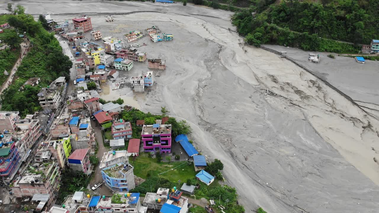 Il filmato drone di Melamchi Bazaar mostra il vero costo dell'inazione climatica. Mentre il Nepal affronta intense inondazioni aggravate dall'aumento delle temperature, questo disastro riflette un'emergenza ambientale globale.