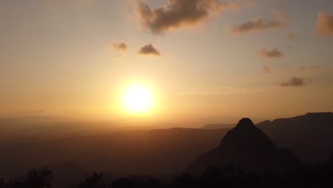 Imágenes-Cinematográficas-De-La-Puesta-De-Sol-En-4k-Mientras-Se-Capturan-Durante-Un-Viaje-Por-Carretera-Con-Amigos-A-Lonavala-India