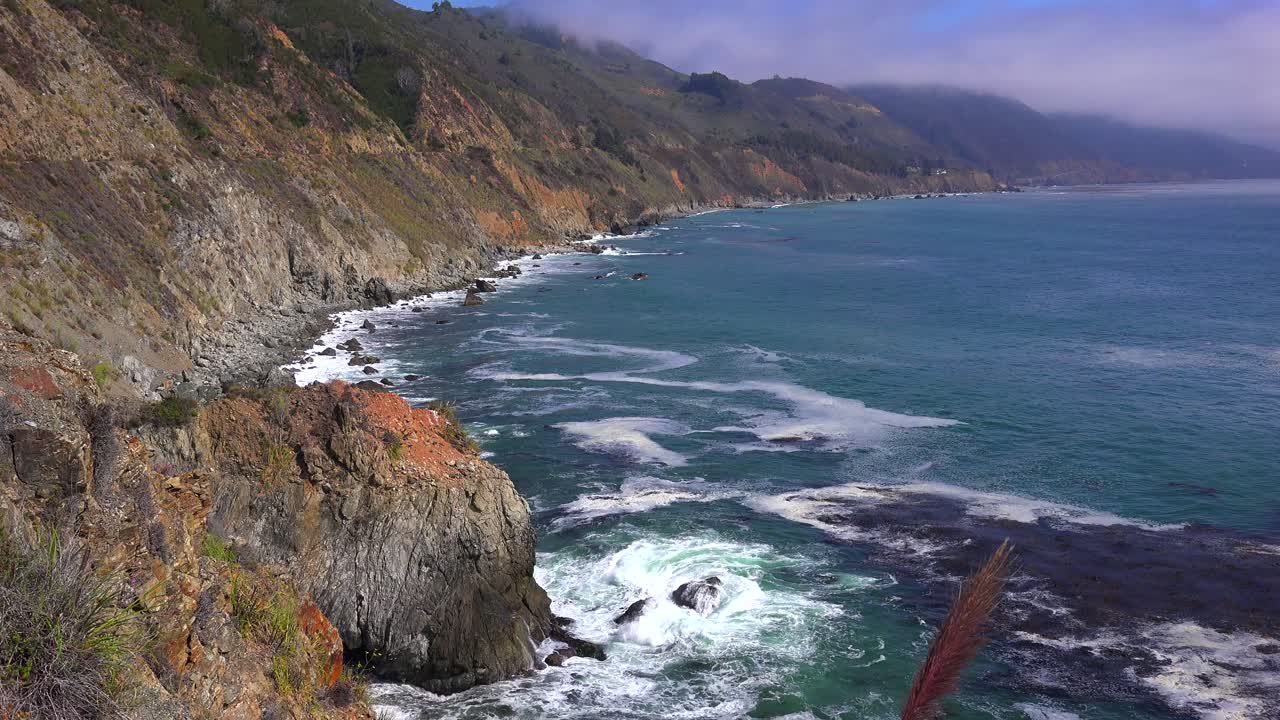 вид под большим углом на изрезанную береговую линию вдоль калифорнийского шоссе номер один