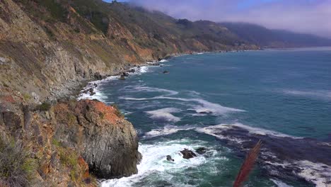 Erhöhte-Ansicht-Der-Zerklüfteten-Küste-Entlang-Des-California-Highway-One