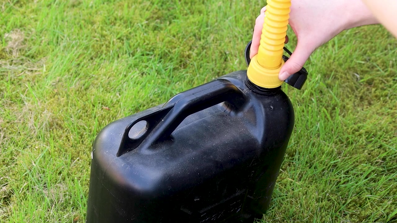 Video som visar förberedelser för att tanka en bensindunk.