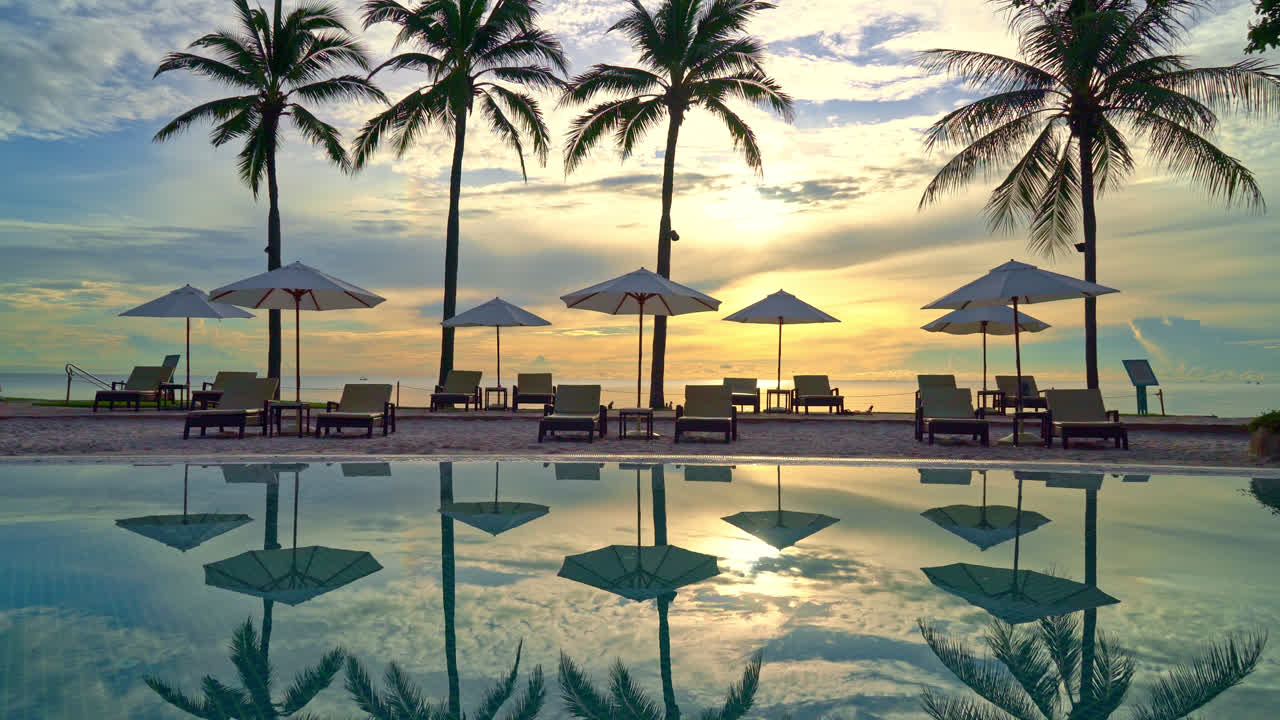 Ombrellone e sedia intorno alla piscina in hotel resort per viaggi di piacere e vacanze vicino mare oceano spiaggia al tramonto o all'alba