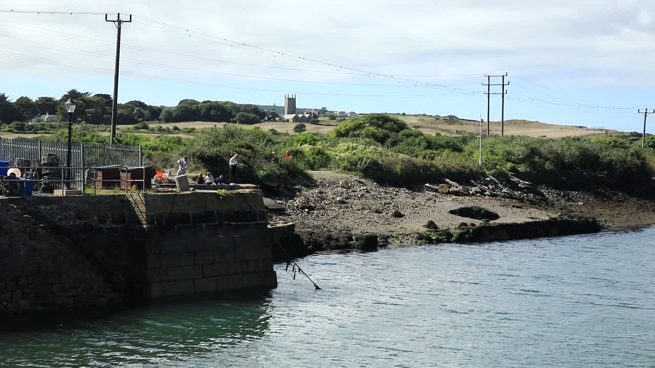 gente disfrutando del estuario, junto al río en cornualles, ciudad de hayle, inglaterra