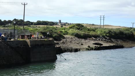 Gente-Disfrutando-Del-Estuario,-Junto-Al-Río-En-Cornualles,-Ciudad-De-Hayle,-Inglaterra