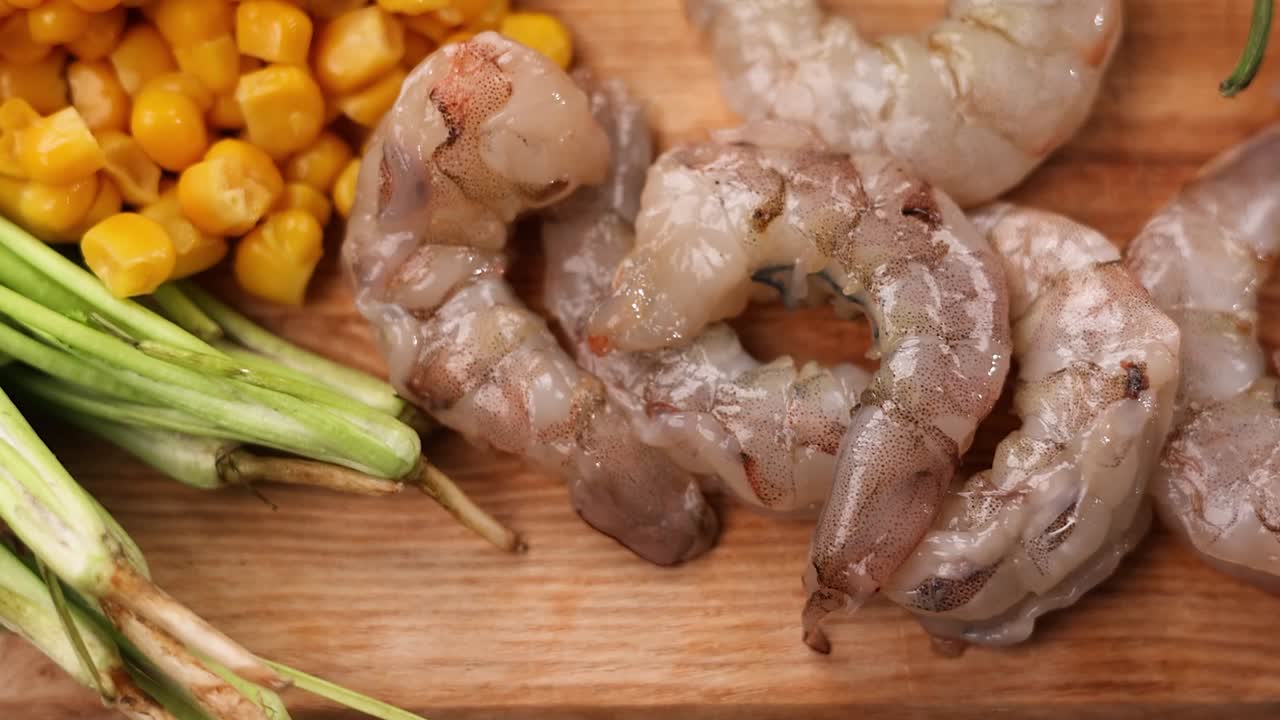 신선한 새우와 옥수수 재료