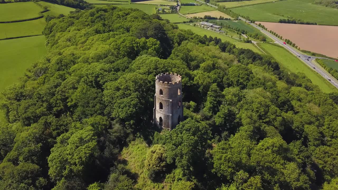 Vista aerea della torre di Dunster Conygar e delle aree circostanti ricche di alberi vicino al Castello di Dunster, Somerset, Inghilterra.