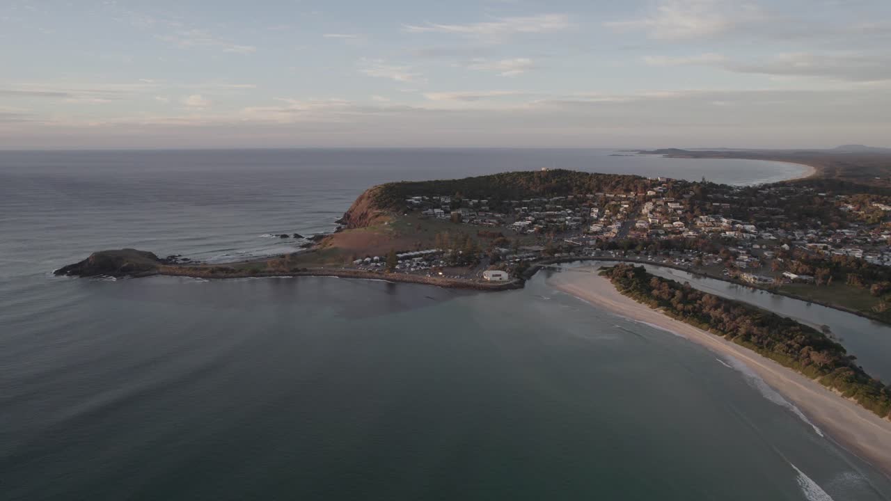 cabeza de la media luna - playa de goolawah - playa de guijarros - nueva gales del sur - nsw - australia - toma aérea