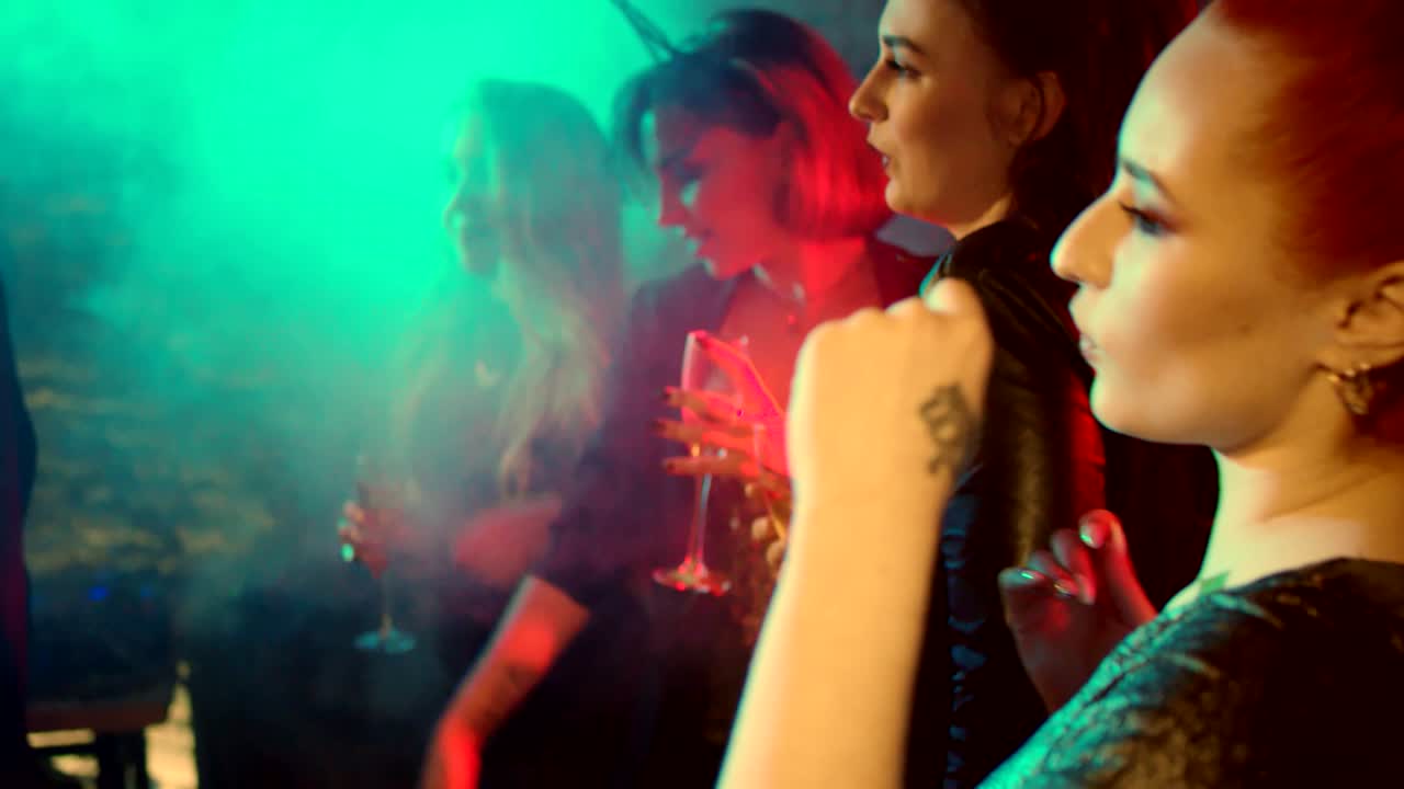 chicas bailando en cámara lenta