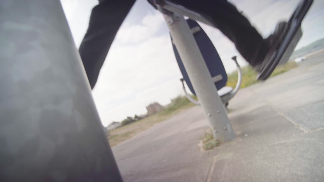 качающиеся взрослые ноги тренируются на открытом воздухе оборудование для упражнений возле пляжа