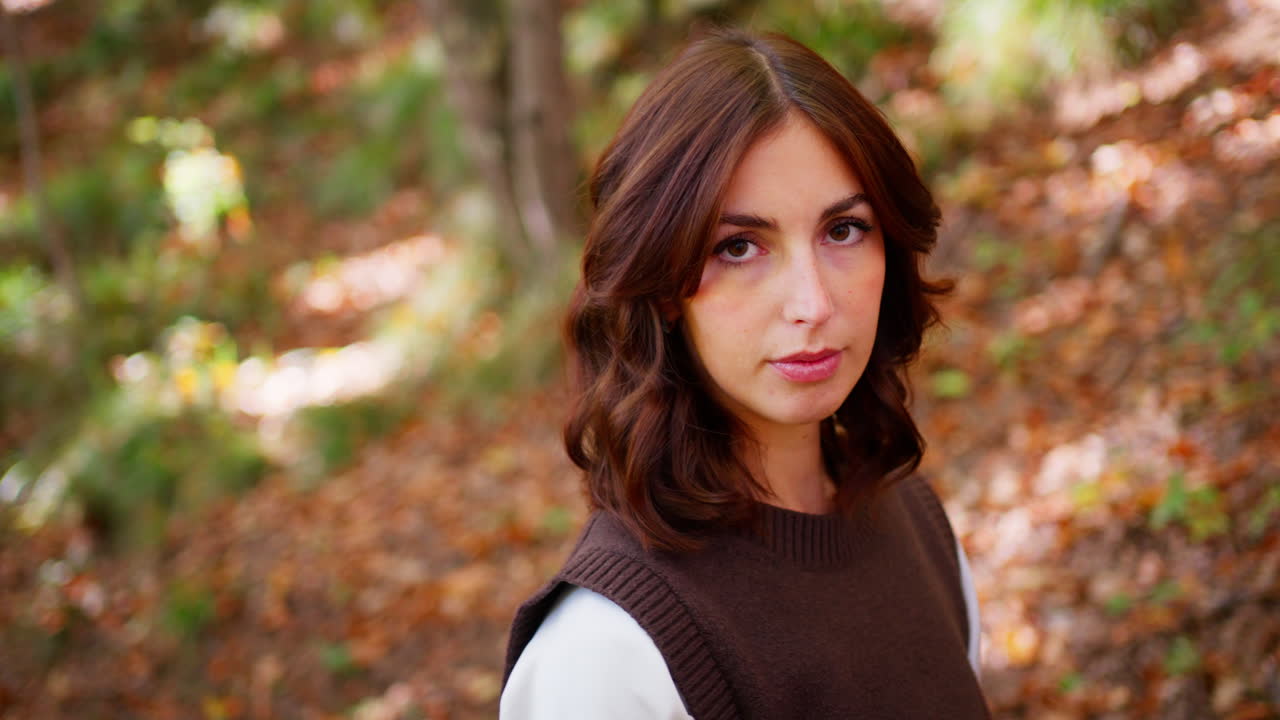 Giovane donna che posa nella natura, stato d'animo calmo, espressione pensierosa