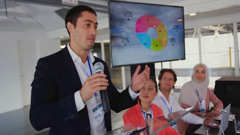 orador masculino dirigiéndose a la audiencia en una conferencia de negocios