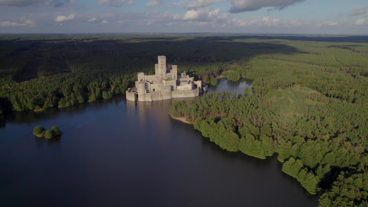 fotografía aérea del hermoso castillo de stobnica, polonia - una gran atracción turística construida en una isla artificial en un lago en medio de un bosque deshabitado