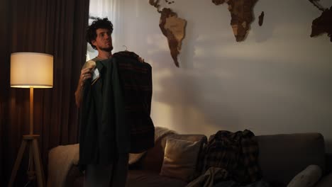 hombre empacando equipaje en casa
