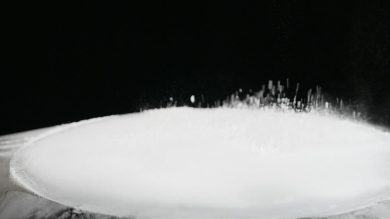 검은색 배경에 움직이는 서브우퍼에서 점프 밀가루