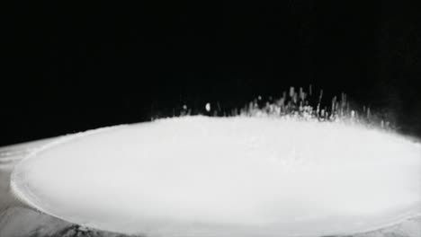salto de harina en el subwoofer en movimiento en fondo negro