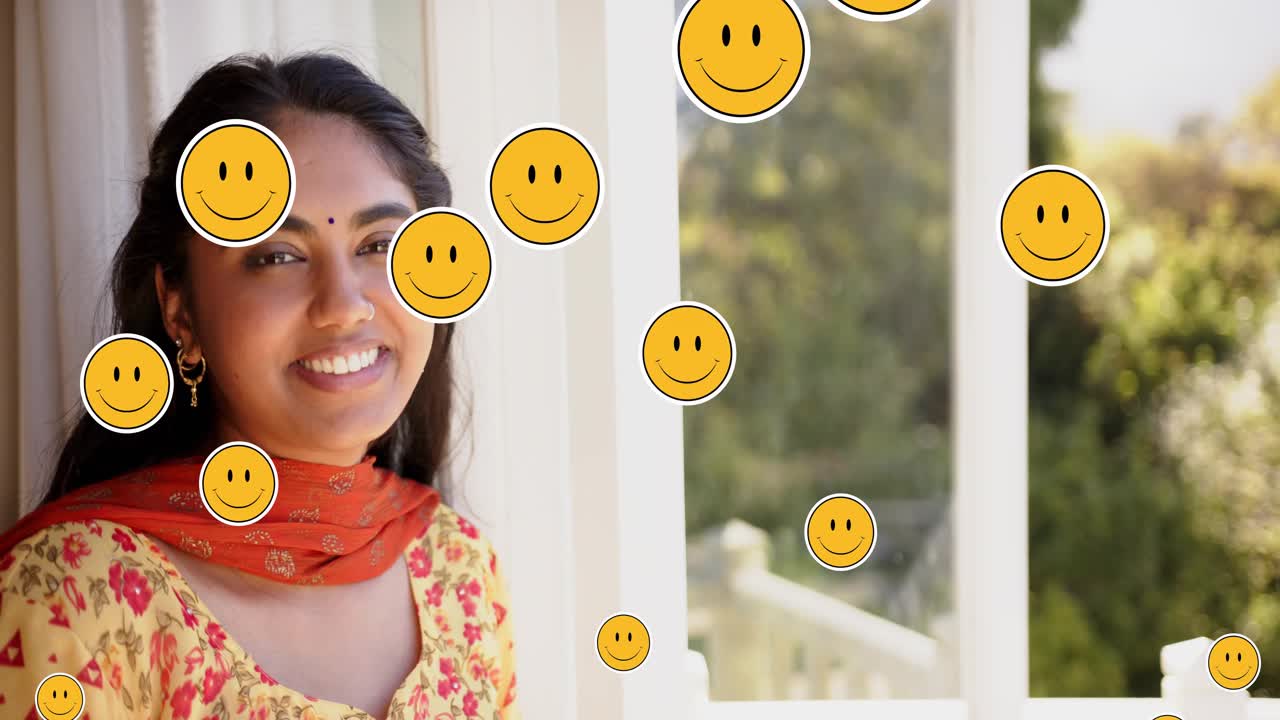 Mujer sonriendo de pie en una puerta, con emojis que aparecen y flotan por su cara mostrando un efecto de marketing