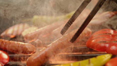 salchichas a la parrilla y verduras a la barbacoa