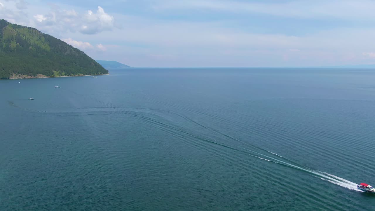 배경 에 산 들 이 있는 호수 에 있는 배 의 공중 풍경
