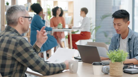 Trabajo-En-Equipo,-Juntos-Y-Reuniéndose-Al-Inicio