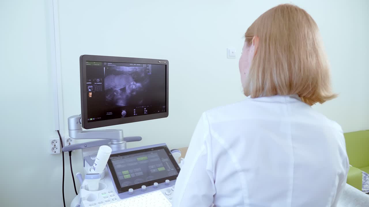 Medico che esegue un'ecografia su un paziente