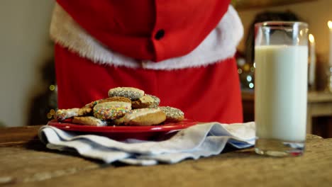sección media de santa claus con comida dulce