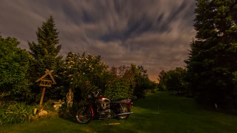 Lapso-De-Tiempo-Del-Cielo-Nocturno-Con-Nubes-En-Movimiento