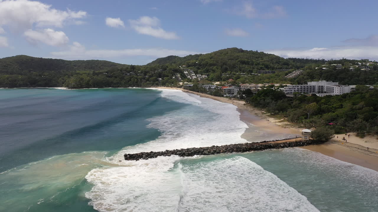 olas rodando en la playa de noosa australia