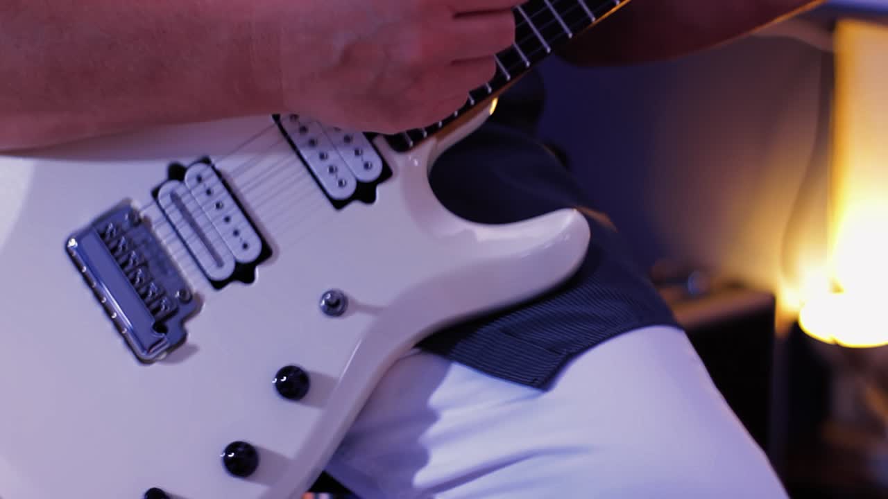 Stüdyoda gitar çalan bir müzisyen.