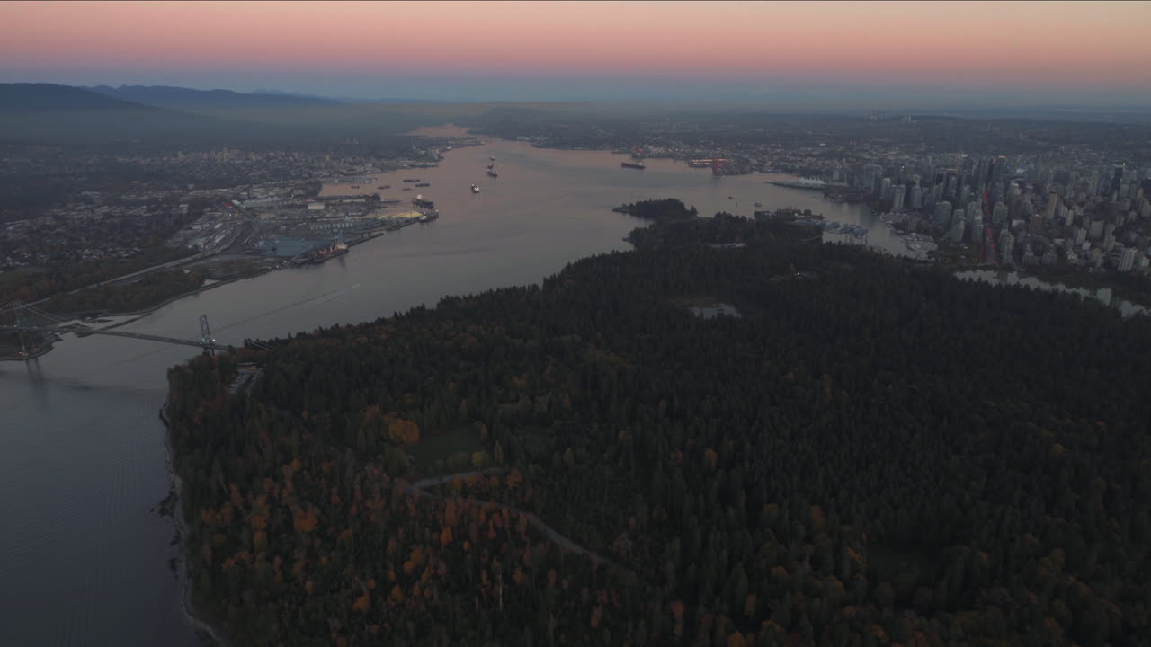 amplia toma aérea de stanley park en vancouver, atardecer