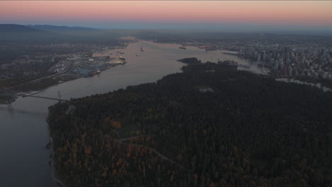 Aerial-wide-shot-of-Stanley-park-in-Vancouver,-Dusk