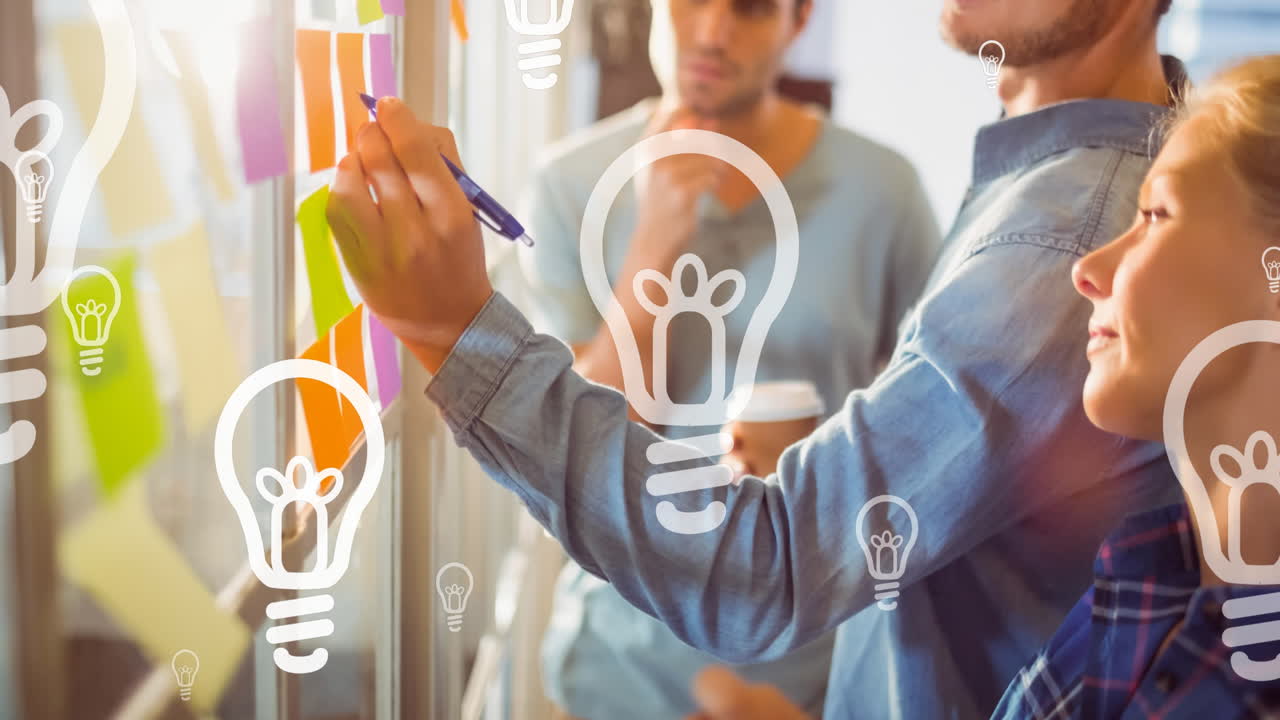 animación de iconos de bombillas flotando sobre colegas de negocios escribiendo en notas de memoria