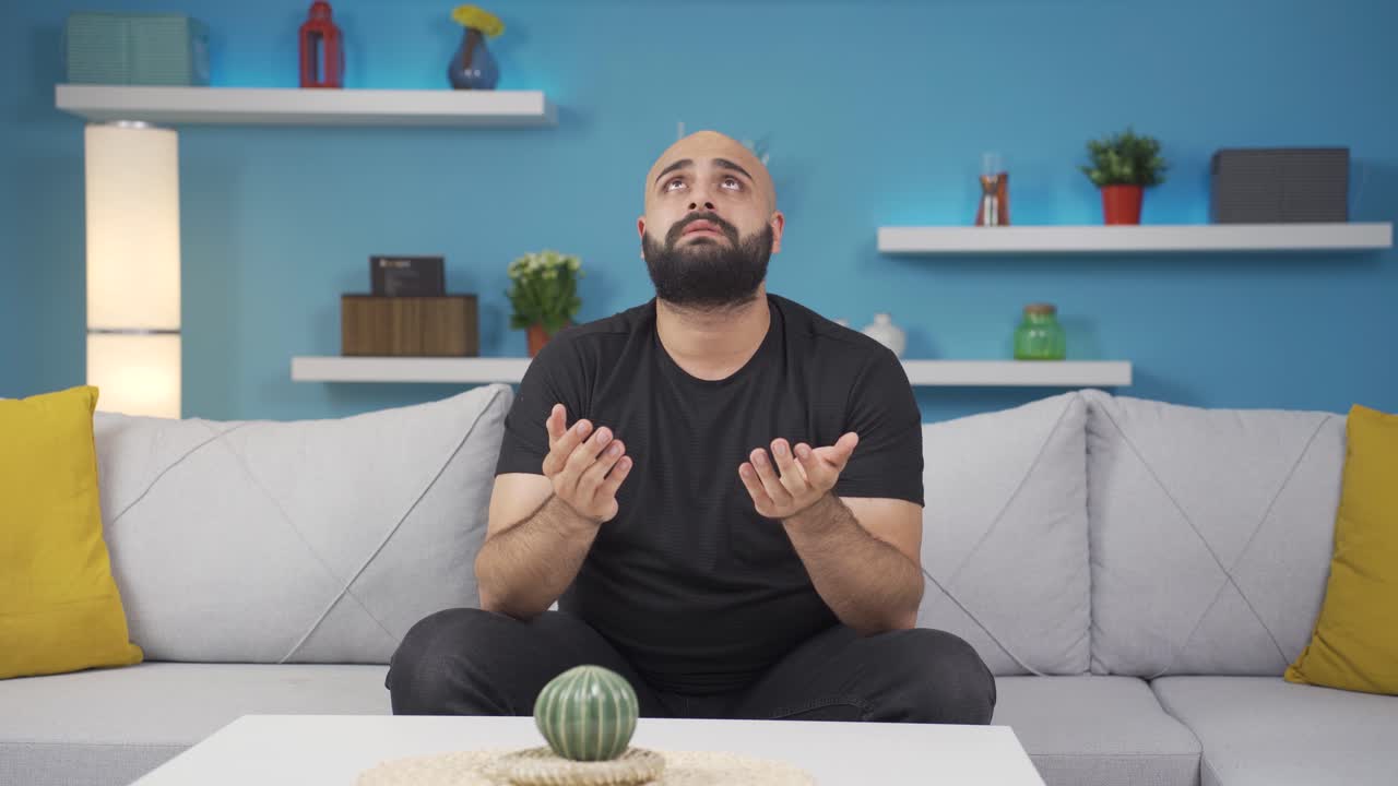 un hombre musulmán orando.