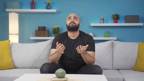 un hombre musulmán orando.