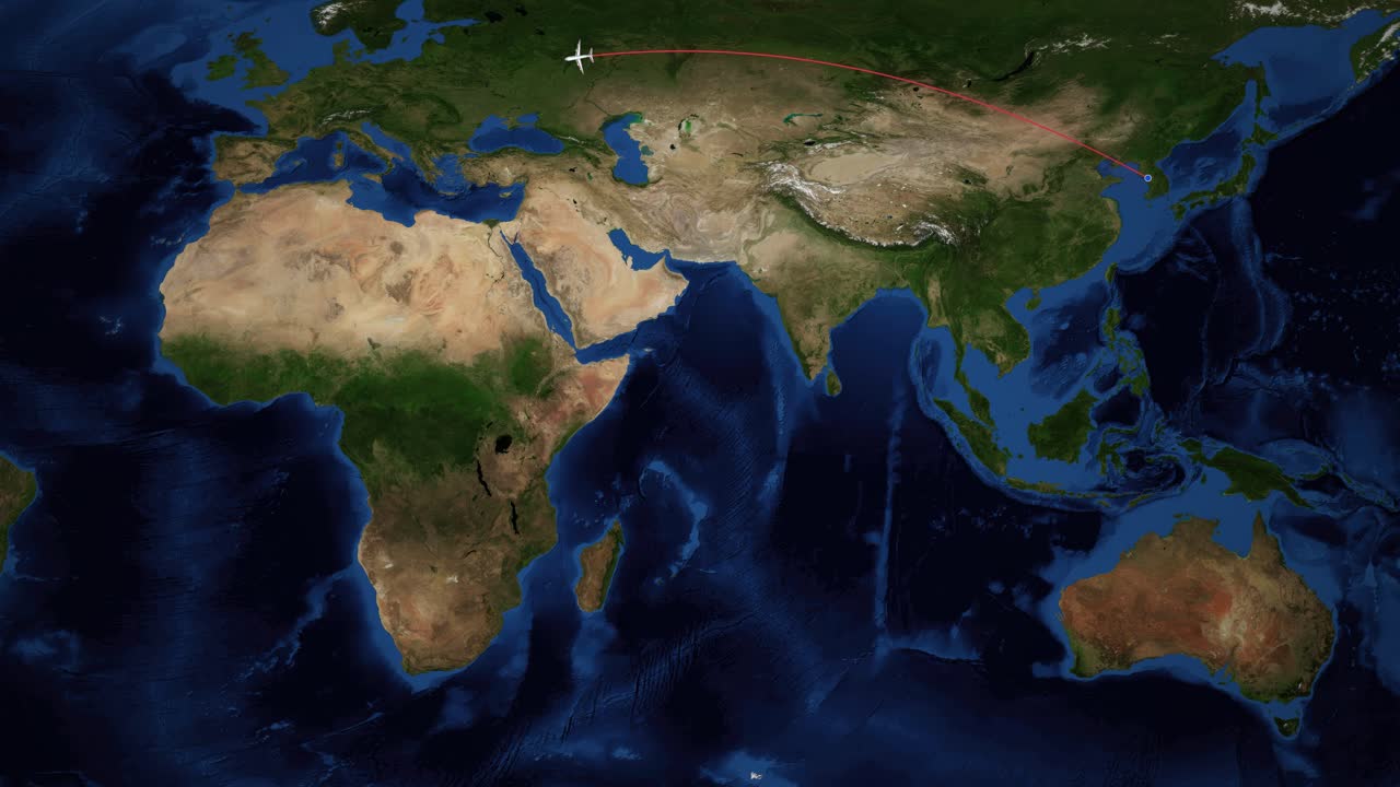 Icona dell'aereo segue una linea rossa da Seul a Madrid su uno sfondo di mappa satellitare del mondo