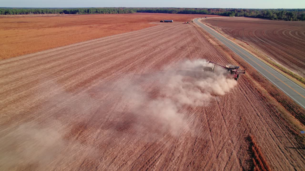 Vista aérea capta trator agrícola atravessando vastos campos de soja não transgênica
