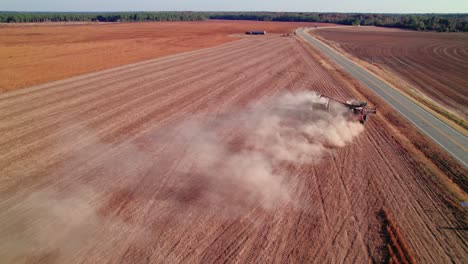 Una-Vista-Aérea-Captura-Un-Tractor-Agrícola-Mientras-Avanza-A-Través-De-Vastos-Campos-De-Soja-No-Transgénica.