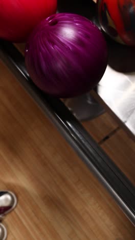 mujer atando zapatos de bolos
