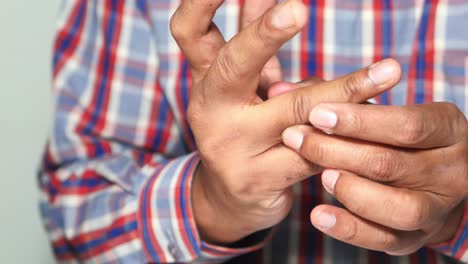 persona que experimenta dolor en la mano