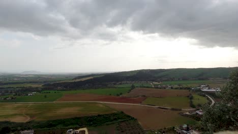 Amplia-Vista-Panorámica-Abierta-Con-Nubes-Sobre-El-Paisaje-Verde-Con-Cielo-Nublado