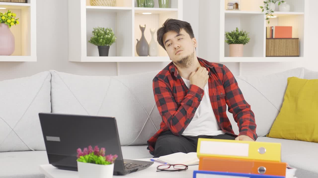 가려움증이 있는 게으른 사람은 일에 집중할 수 없습니다.