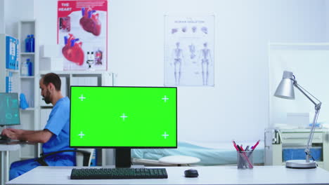 monitor en el gabinete del hospital con llave de croma