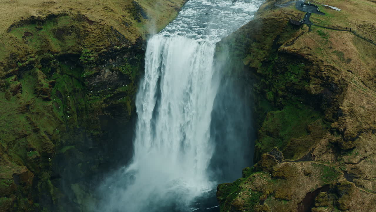 vista aérea de drones de la cascada de skogafoss en el sur de islandia
