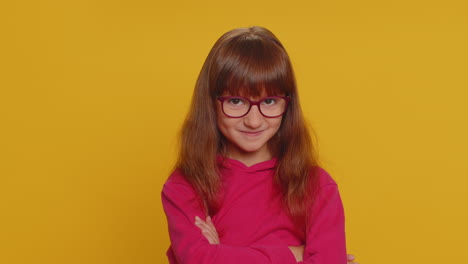una niña preadolescente estrecha el dedo y dice no, tenga cuidado, evite el peligro error, desaprobación