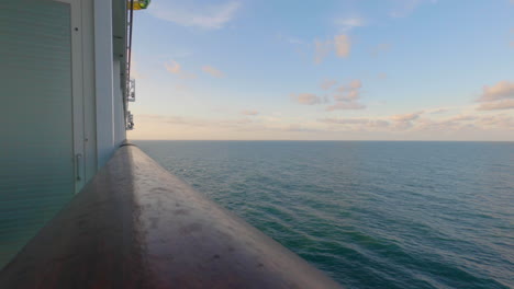 Un-Lapso-De-Tiempo-Del-Océano-Desde-El-Costado-De-Un-Crucero-Durante-La-Puesta-De-Sol