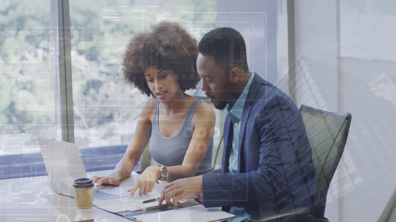 animación del procesamiento de datos financieros sobre diversas personas de negocios en la oficina