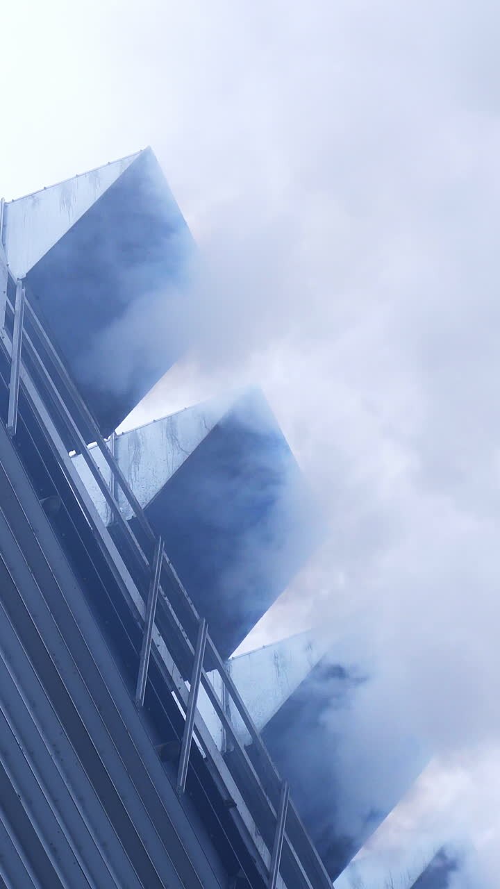 Operaciones de procesamiento de grano. Sale humo de las chimeneas de la planta