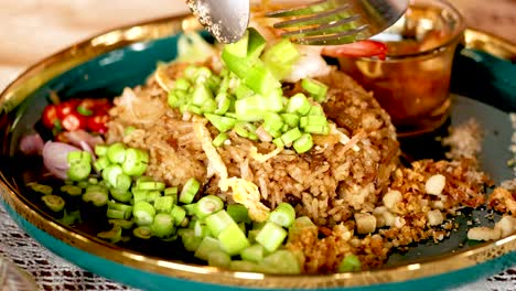 mezclando ingredientes para un sabroso plato tailandés